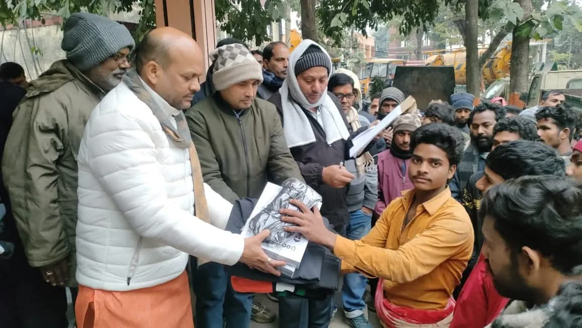 Kushinagar : भीषण ठंड में नगरकर्मियों के लिए राहत की पहल, नपाध्यक्ष विनय जायसवाल ने वितरित किए गर्म कपड़े