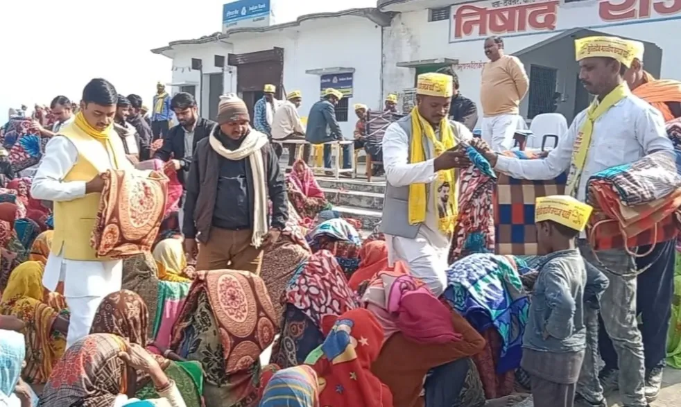 स्थापना दिवस पर सेवा का संकल्प निषाद राज सेवा समिति ने 500 ग्रामीणों को बांटे कंबल