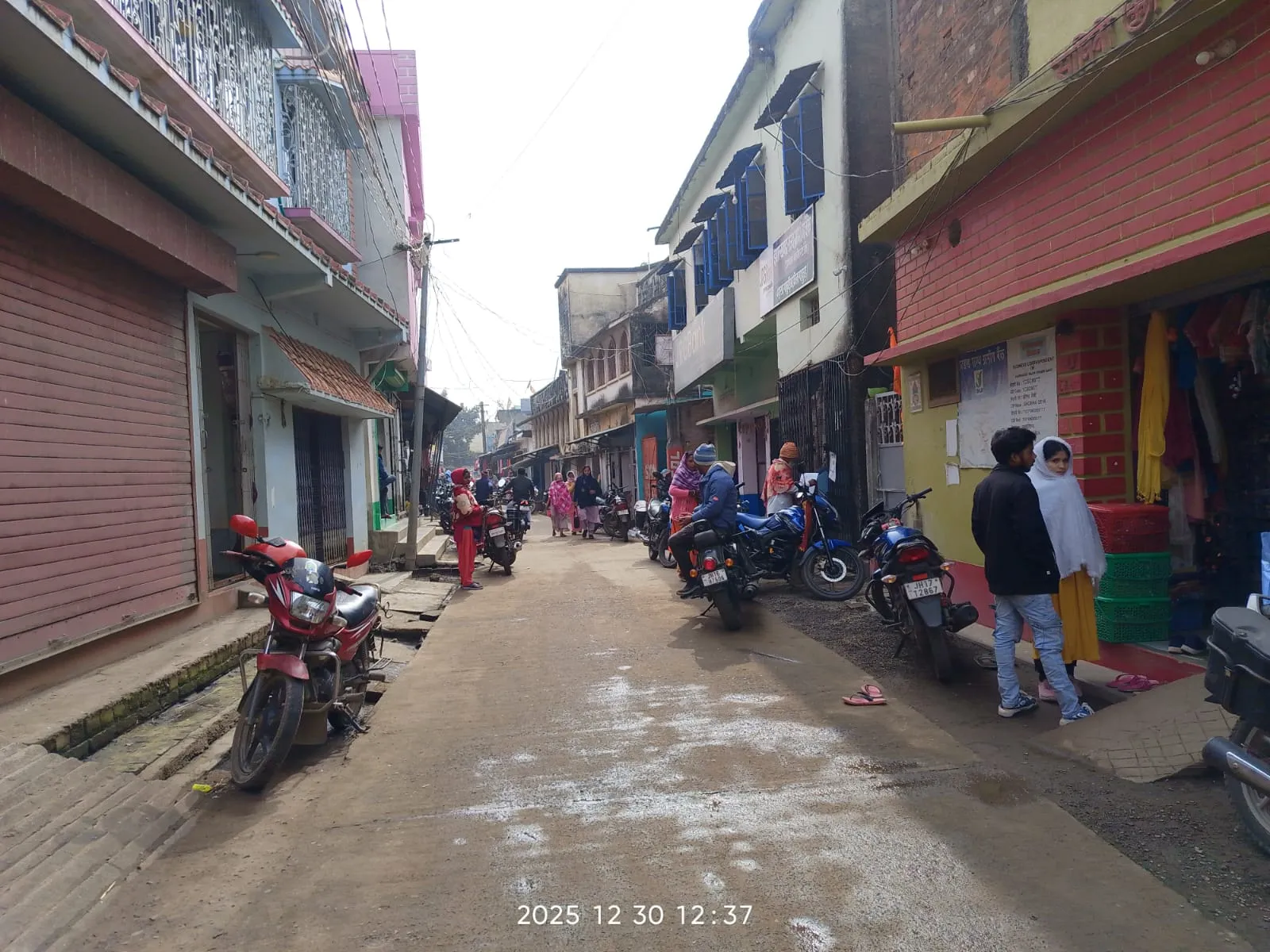 शीतलहर से बढ़ी कनकनी, ठंड से सहमा पाकुड़िया का साप्ताहिक हाट-बाजार