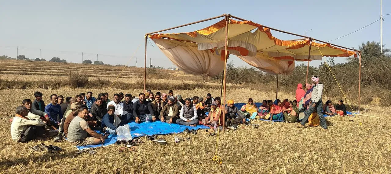 एनटीपीसी और ट्रांसपोर्टिंग कंपनी की निष्क्रियता से आक्रोशित विस्थापित समिति ने कार्य किया ठप 