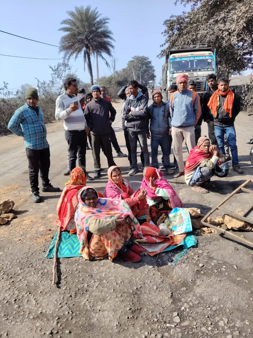 केरेडारी बशीर चौक पर हाइवा की चपेट में आया युवक, बाल-बाल बची जान 