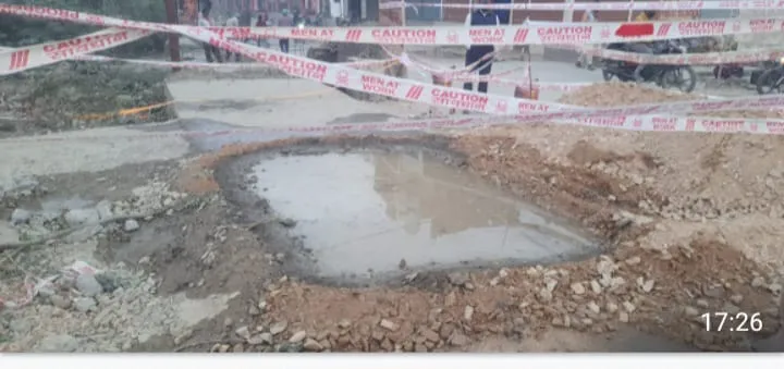 गोला तहसील तिराहे पर नई पुलिया धंसने से हड़कंप,रातोंरात पैचवर्क कर भ्रष्टाचार छिपाने की कोशिश, गुणवत्ता पर उठे गंभीर सवाल