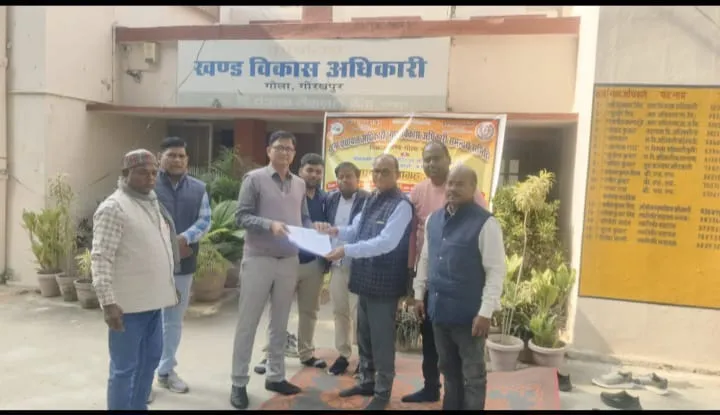 ऑनलाइन हाजिरी व गैर-विभागीय कार्यों के विरोध में सचिवों का विरोध प्रदर्शन