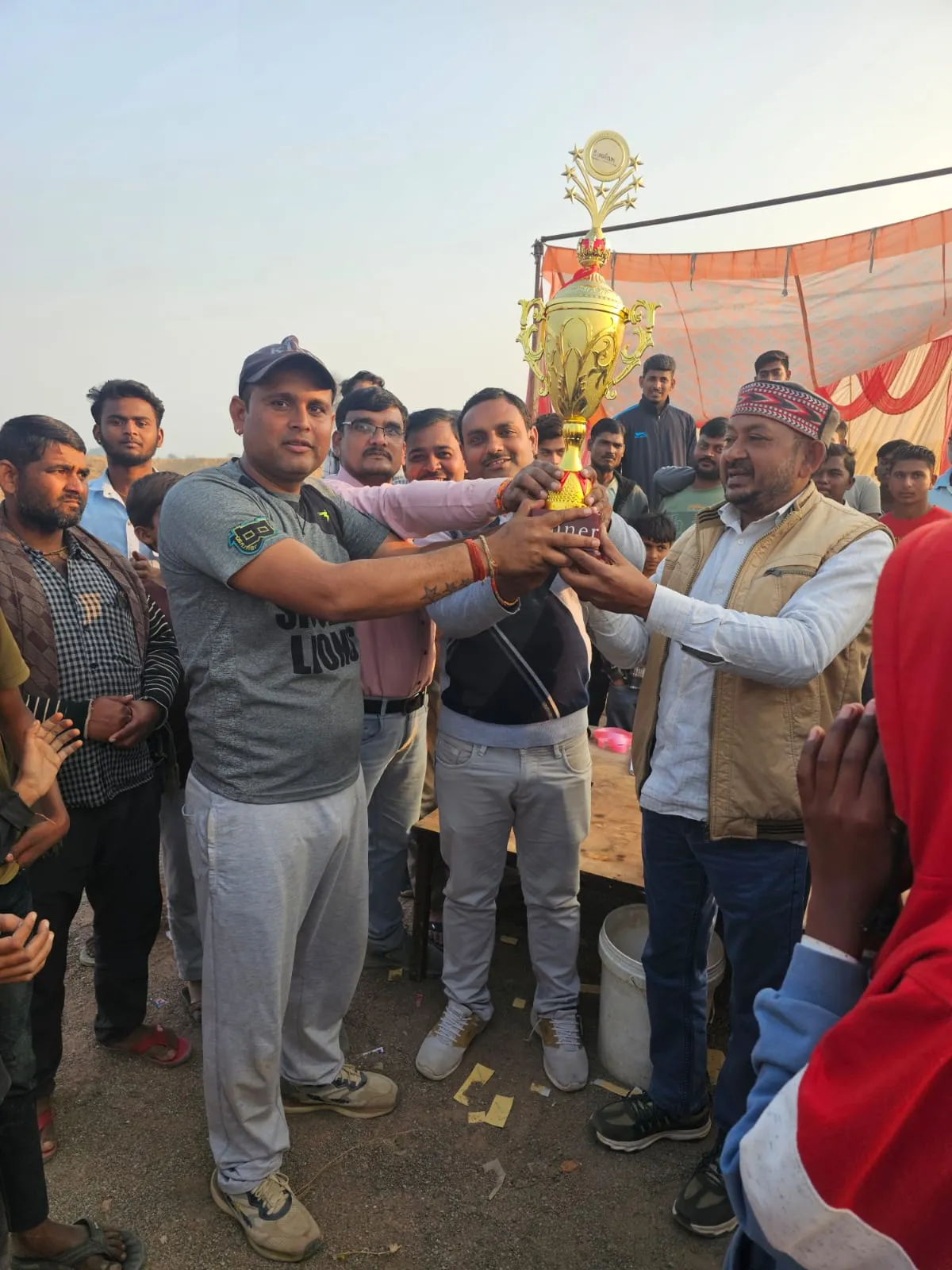 सिसोलर ने खम्हरिया को एक विकेट से हराकर जीती ट्रॉफी