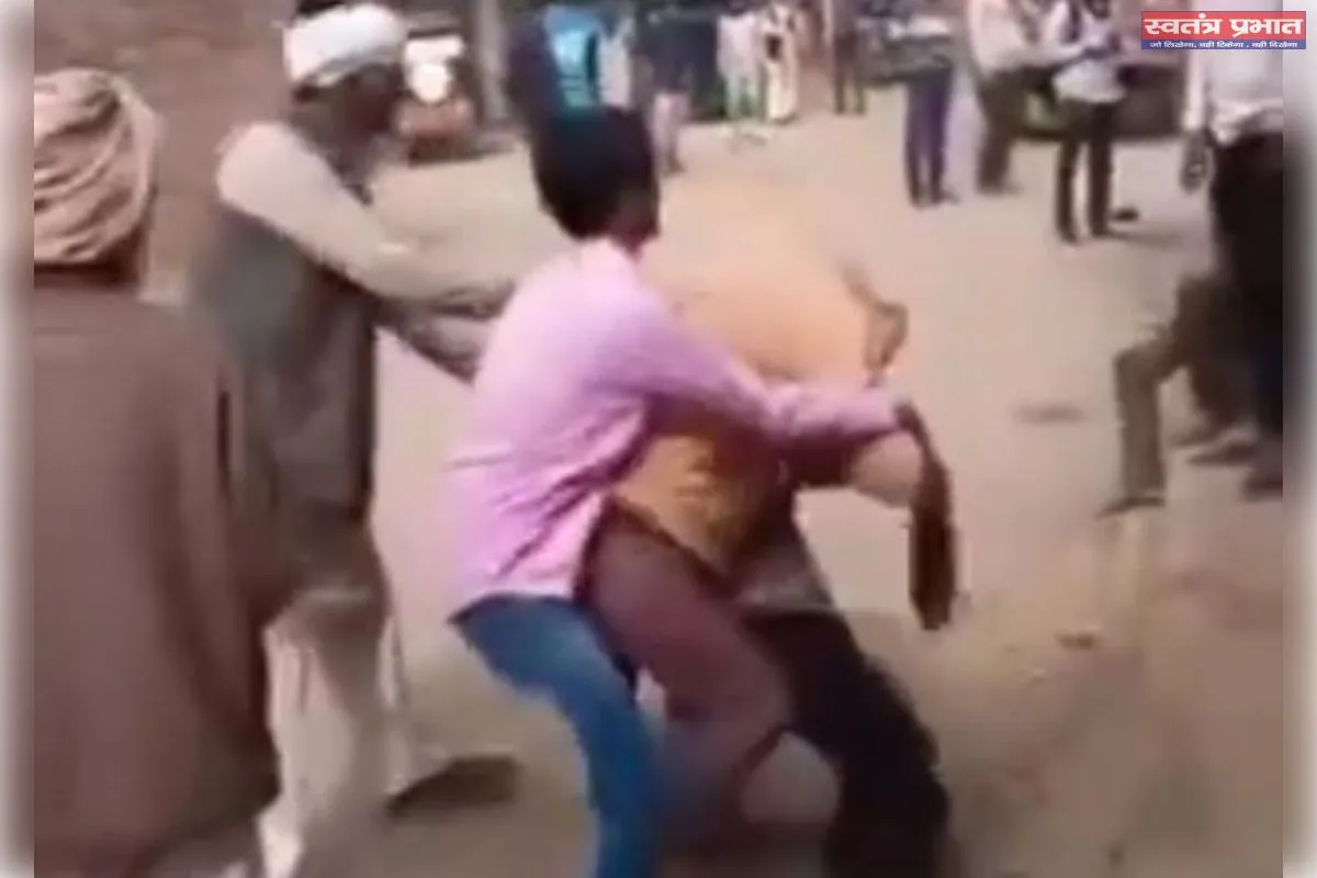 सवारियां भरने को लेकर ऑटो चालकों में जमकर हुई मारपीट ,वीडियो वायरल
