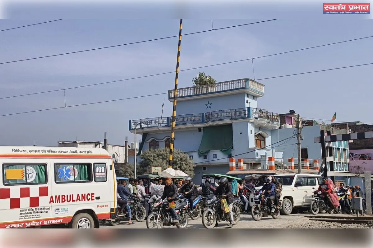 रेलवे गेट में आई तकनीकी खराबी, वाहनों की लगी लाईनें 