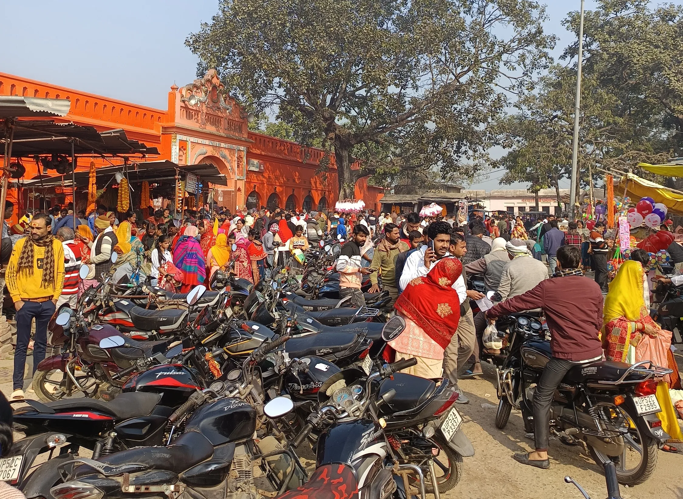 दुग्धेश्वर नाथ महादेव को खिचड़ी चढ़ाने उमड़े श्रद्धालु 