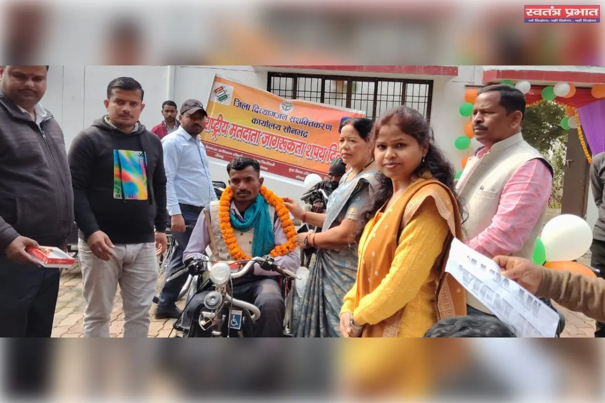 कलेक्ट्रेट परिसर में जिलाधिकारी के कर कमलों से किया गया मोटराइज्ड ट्राइसाइकिल एवं कंबल वितरण