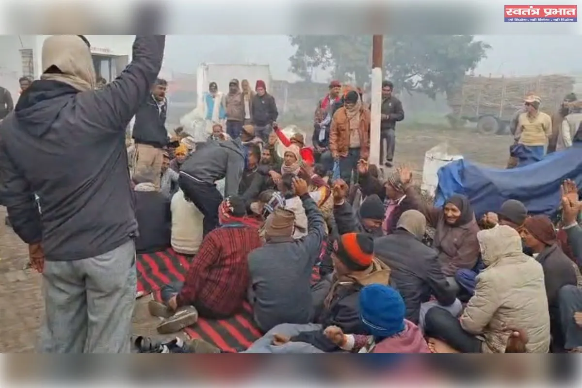 जे एच बी सुगर मिल के कर्मचारियों का धरना प्रदर्शन