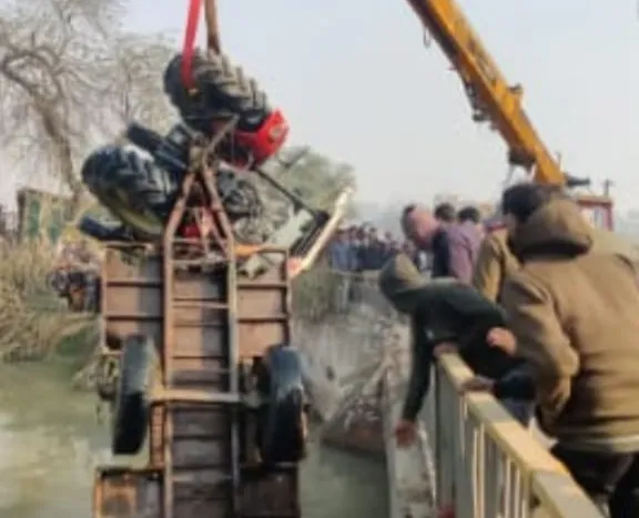 बिधनू में ट्रैक्टर ट्राली नहर में गिरी,चालक लापता, गोताखोर तलाश में जुटे