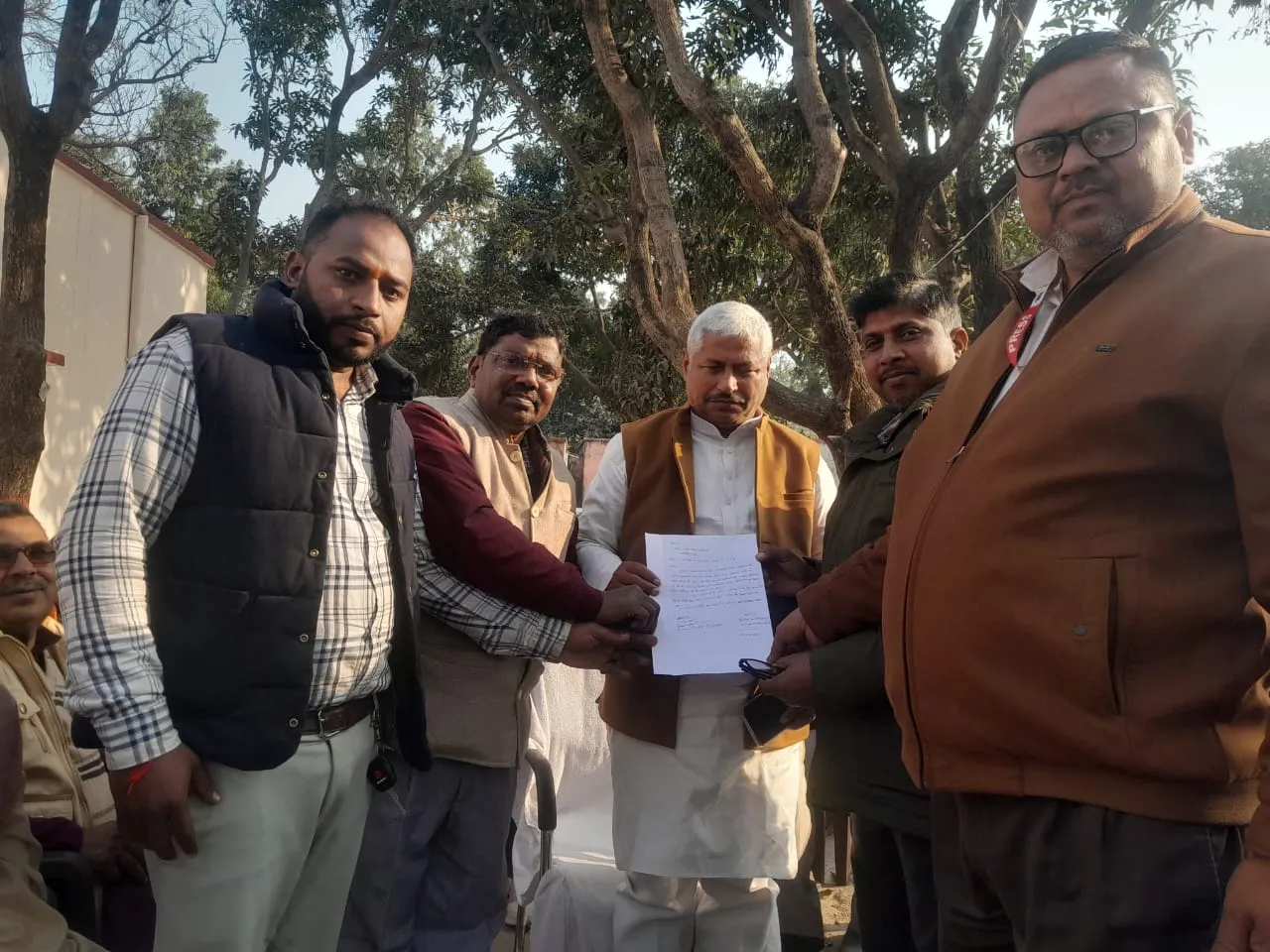 ग्रामीण पत्रकार एसोसिएशन रूपईडीह के पदाधिकारियों ने ब्लाक प्रमुख प्रतिनिधि महेश सिंह को ज्ञापन सौंपा