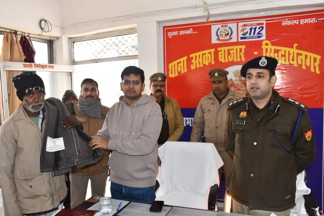 डीएम व एसपी ने गरीब एवं असहाय व्यक्तियों को कंबल वितरित किए
