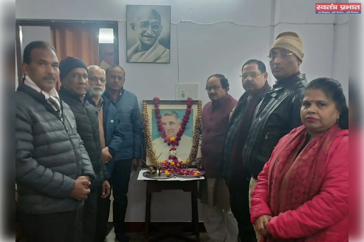 उत्तर प्रदेश माध्यमिक शिक्षक संघ द्वारा ओम प्रकाश शर्मा अमर रहें श्रद्धांजलि सभा का आयोजन किया