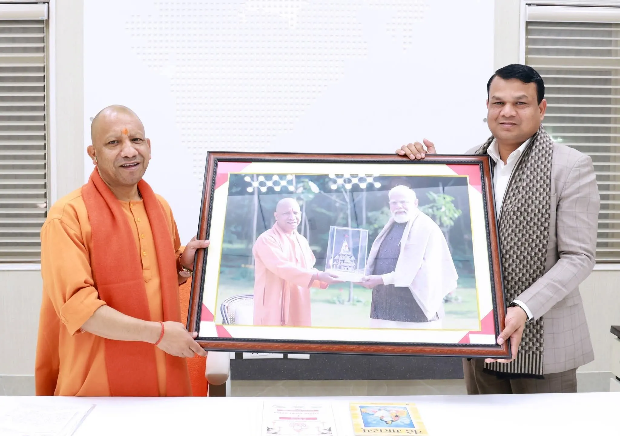  सूबे के मुख्यमंत्री योगी आदित्यनाथ से विधायक सुरेश पासी ने की शिष्टाचार भेंट