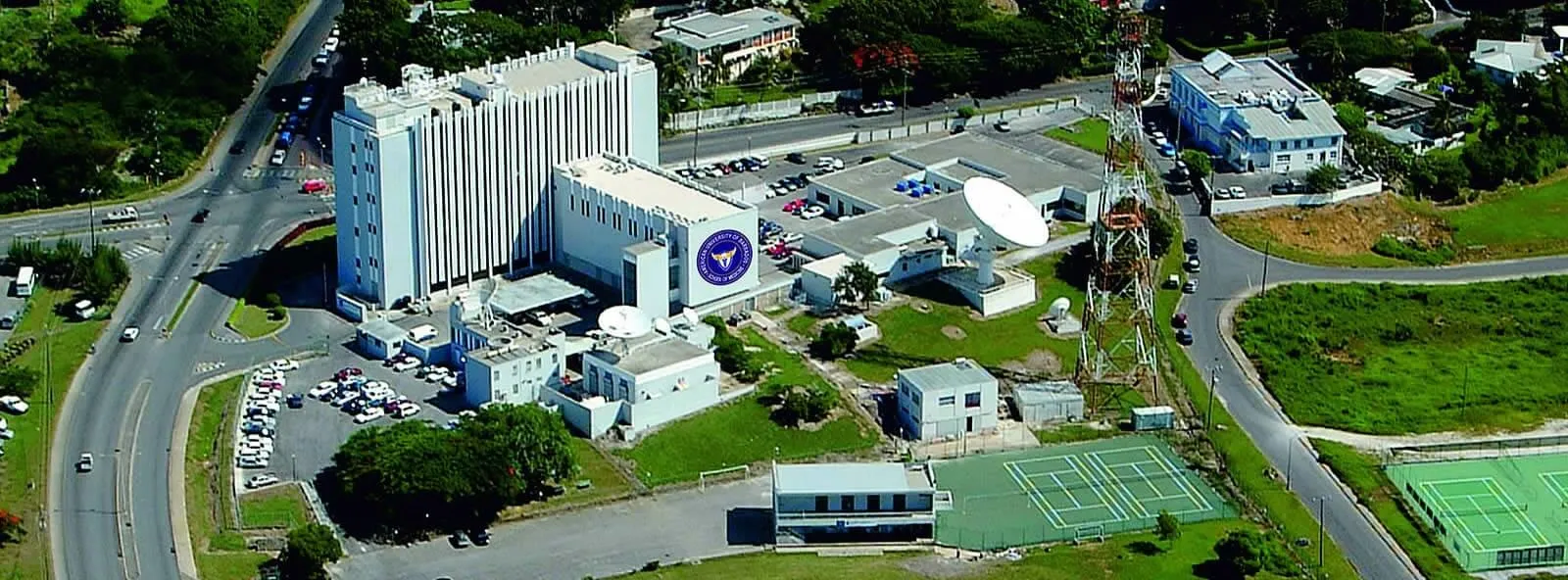 लखनऊ के एरा मेडिकल कॉलेज पर बड़ा एक्शन, महिला के पेट में छोड़ा सर्जिकल औजार; 15 डॉक्टरों पर FIR