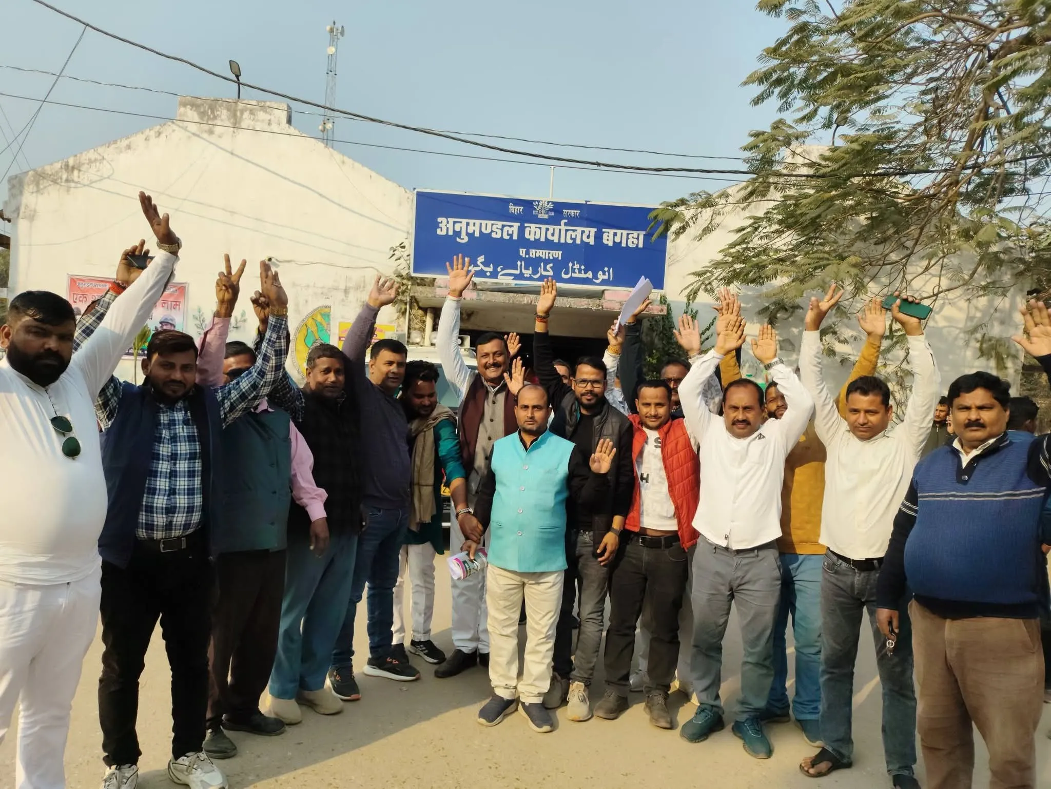 बगहा–बेलवनिया पुल निरस्तीकरण के विरोध में उबाल, एसडीएम को सौपा गया ज्ञापन