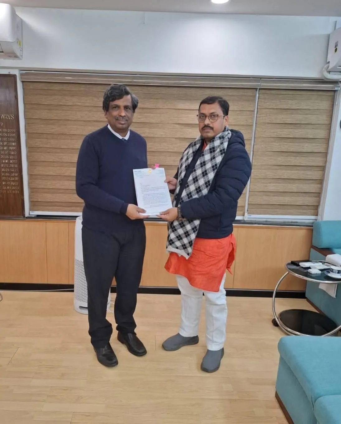 शास्त्रीनगर–बेलवनिया पुल व सड़क निर्माण को लेकर सांसद ने केंद्रीय सचिव से की मुलाकात