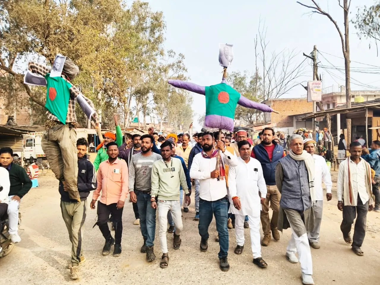 बांग्लादेश में हिंदुओं पर बढ़ते जुल्म के खिलाफ कोन में फूटा आक्रोश, फूंका पुतला