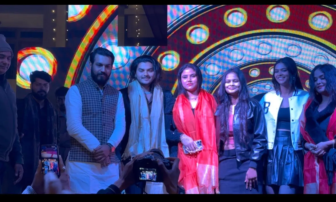 सोनभद्र के अक्षय जायसवाल ने काशी में गाड़े सफलता के झंडे, 20 लाख फॉलोअर्स के साथ बने यूथ आइकन