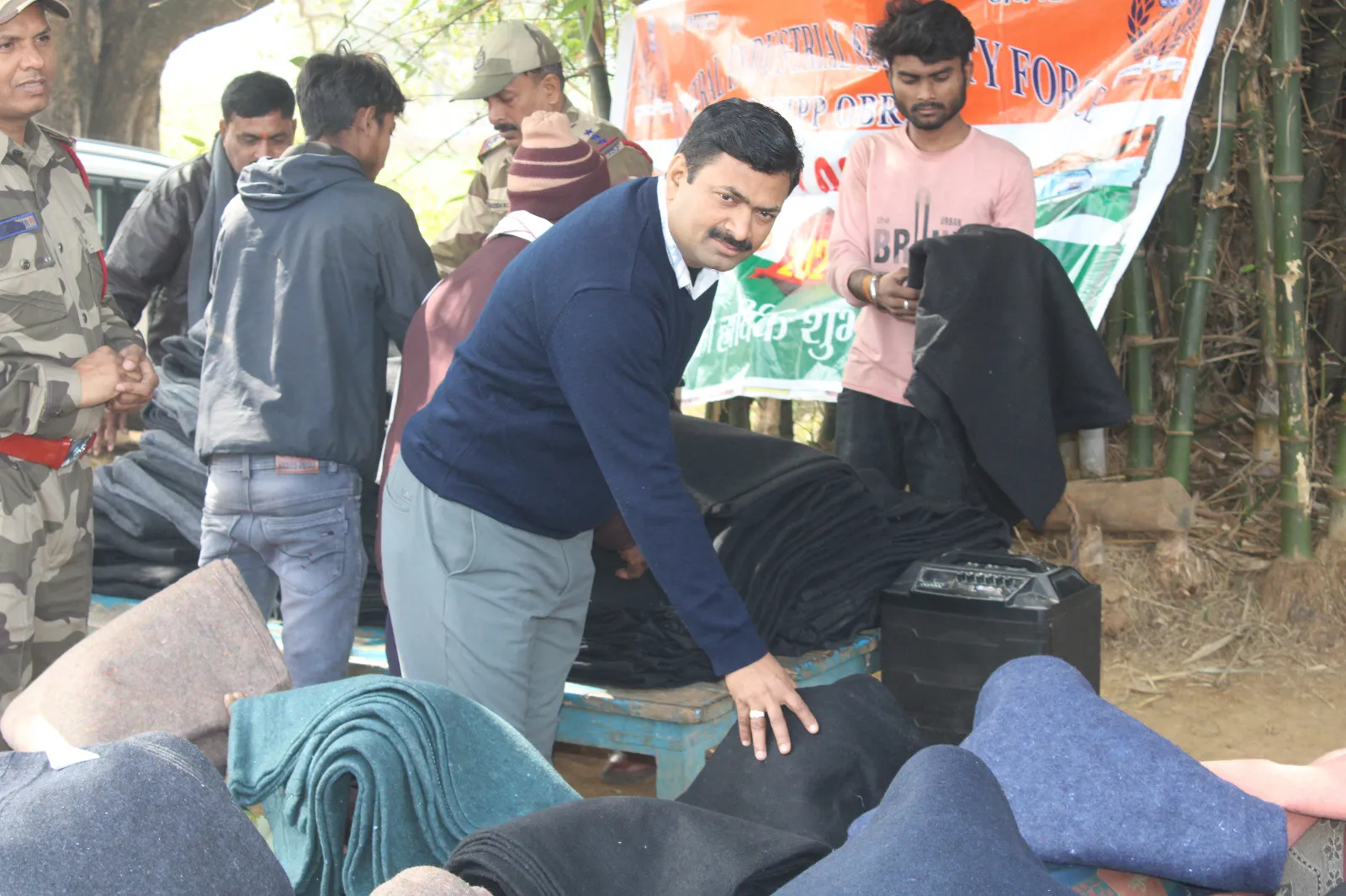 सीआईएसएफ ओबरा ने पेश की मानवता की मिसाल कड़ाके की ठंड में 500 जरूरतमंदों को बांटे कंबल