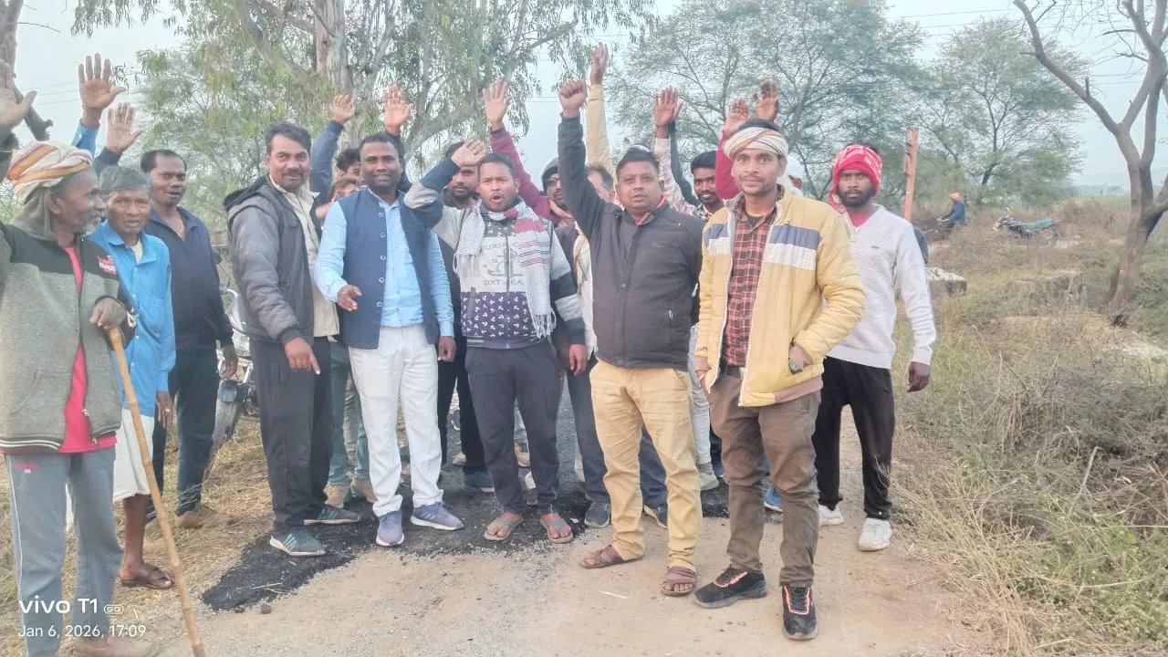 खेमपुर में मानक के विपरीत हो रहा सड़क निर्माण कार्य, ग्रामीणों ने किया जमकर प्रदर्शन