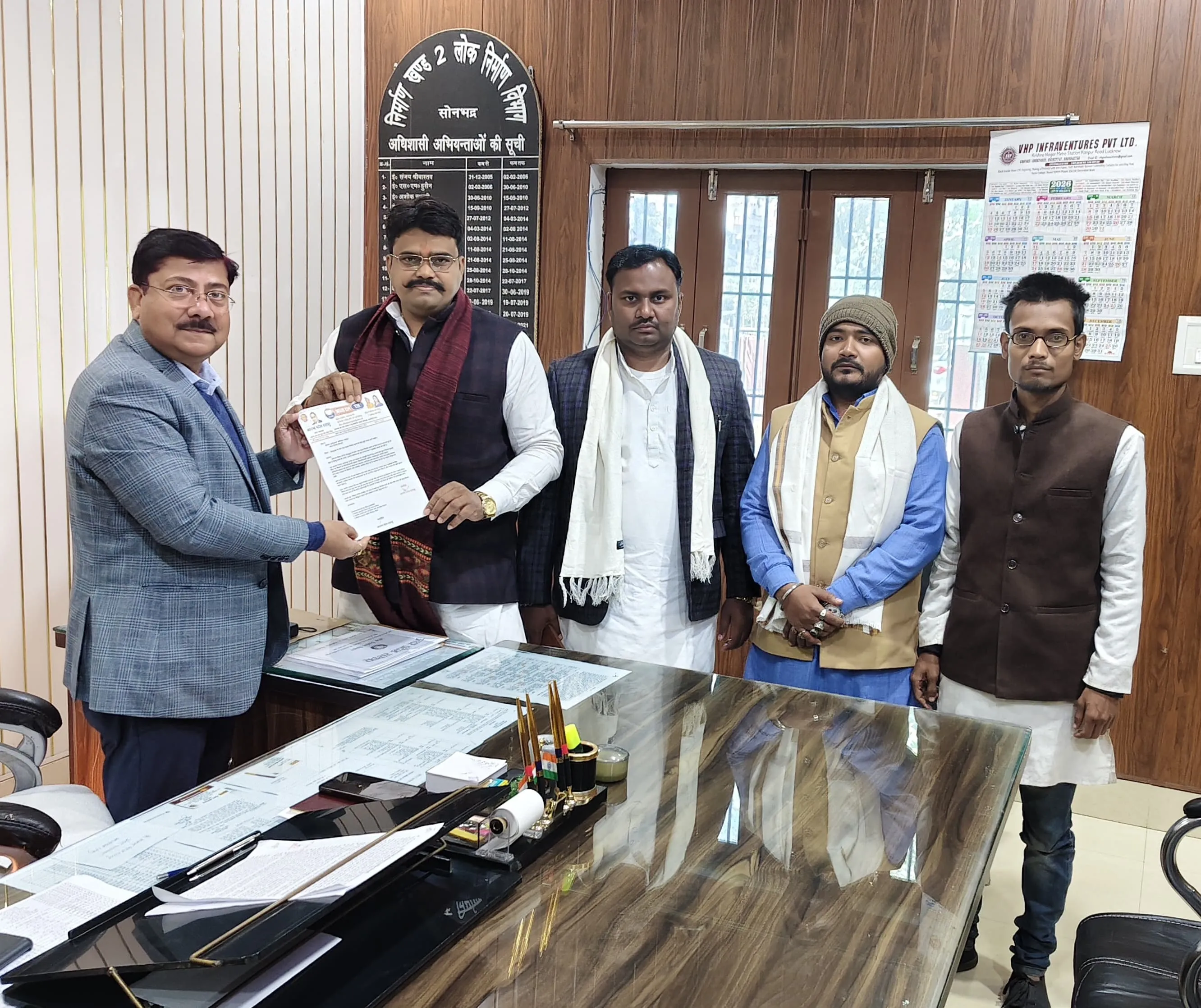 तेलगुडवा  कोन सडक निर्माण मे देरी को लेकर अपना दल एस ने अघिशासी  अभियंता को सौंपा ज्ञापन