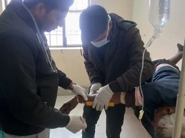 बलरामपुर में डंपर की टक्कर से युवक की मौत: अनियंत्रित वाहन दो बार टकराया, महिला समेत दो घायल 