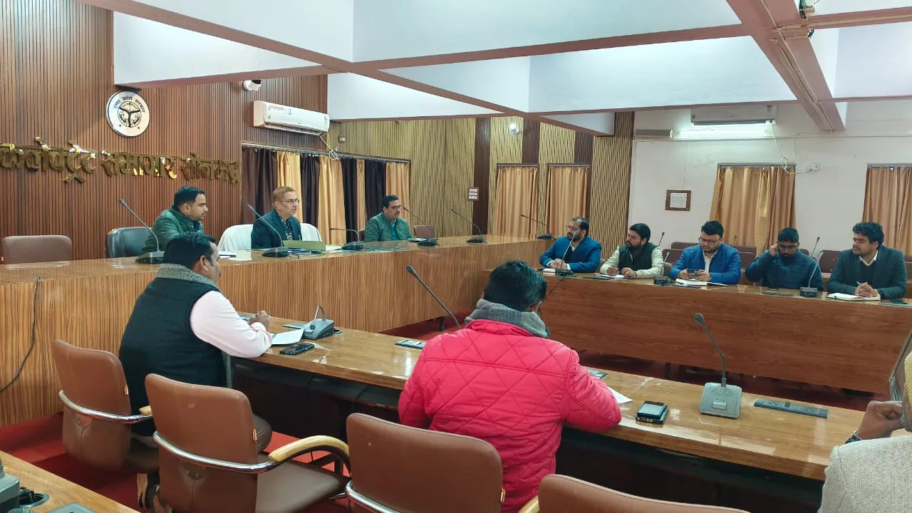 सड़क सुरक्षा अभियान जिलाधिकारी का सख्त निर्देश नो हेलमेट, नो फ्यूल नियम का पेट्रोल पंपों पर हो कड़ाई से पालन