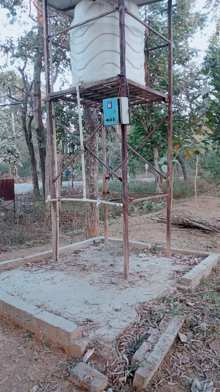 प्यासे यात्री और बदहाल व्यवस्था , सफेद हाथी साबित हो रहा हाथीनाला में बनी सौर ऊर्जा पानी टंकी