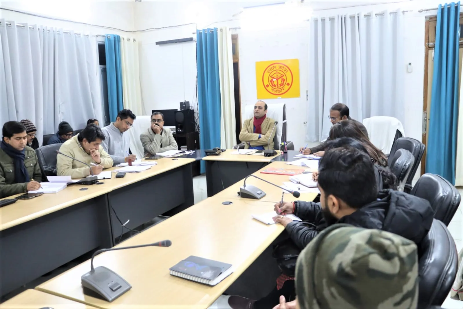  जिलाधिकारी ने विशेष प्रगाढ़ पुनरीक्षण व त्रिस्तरीय पंचायत के सम्बन्ध में अधिकारियों के साथ की बैठक