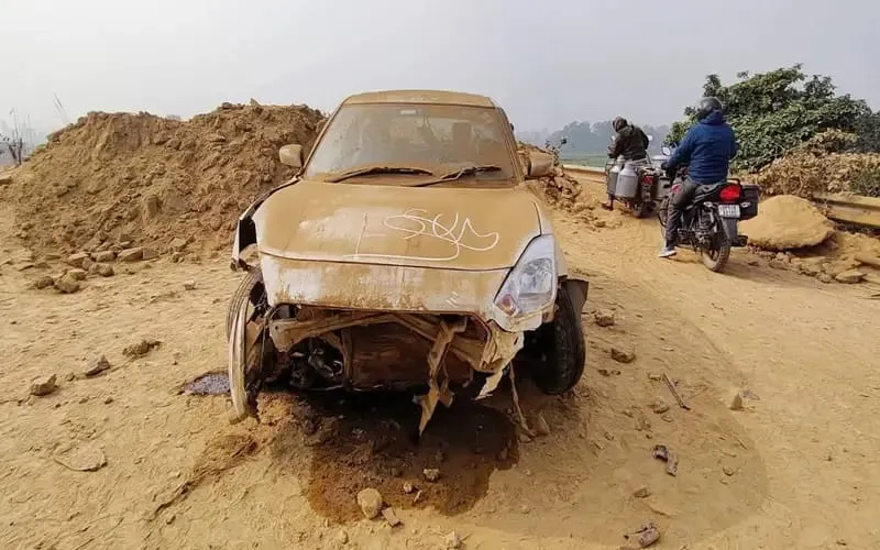 कलवारी टांडा पुल पर तेज रफ्तार कार मिट्टी के ढेर से टकराई, संकेतक न होने से हुआ हादसा