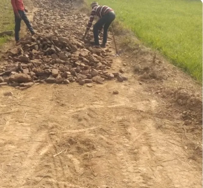 जुगैल के बेलगढ़ी टोला में सीसी  रोड निर्माण में बड़े पैमाने पर भ्रष्टाचार उजागर