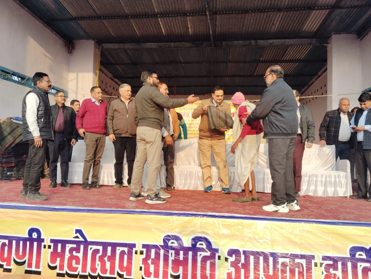 श्रावणी मेला समिति ने जरूरतमंदों को बांटे  सैकड़ों कंबल, लोगों ने किया प्रसंशा