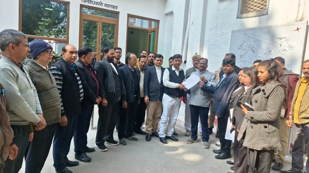 बजट सत्र में अधिवक्ता सुरक्षा अधिनियम विधेयक को लेकर वकीलों ने चलाया हस्ताक्षर अभियान, सौंपा ज्ञापन