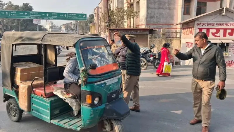 बस्ती में ई-रिक्शा पर फिर सख्ती जोन व्यवस्था लागू, गलत रूट पर चालान शुरू