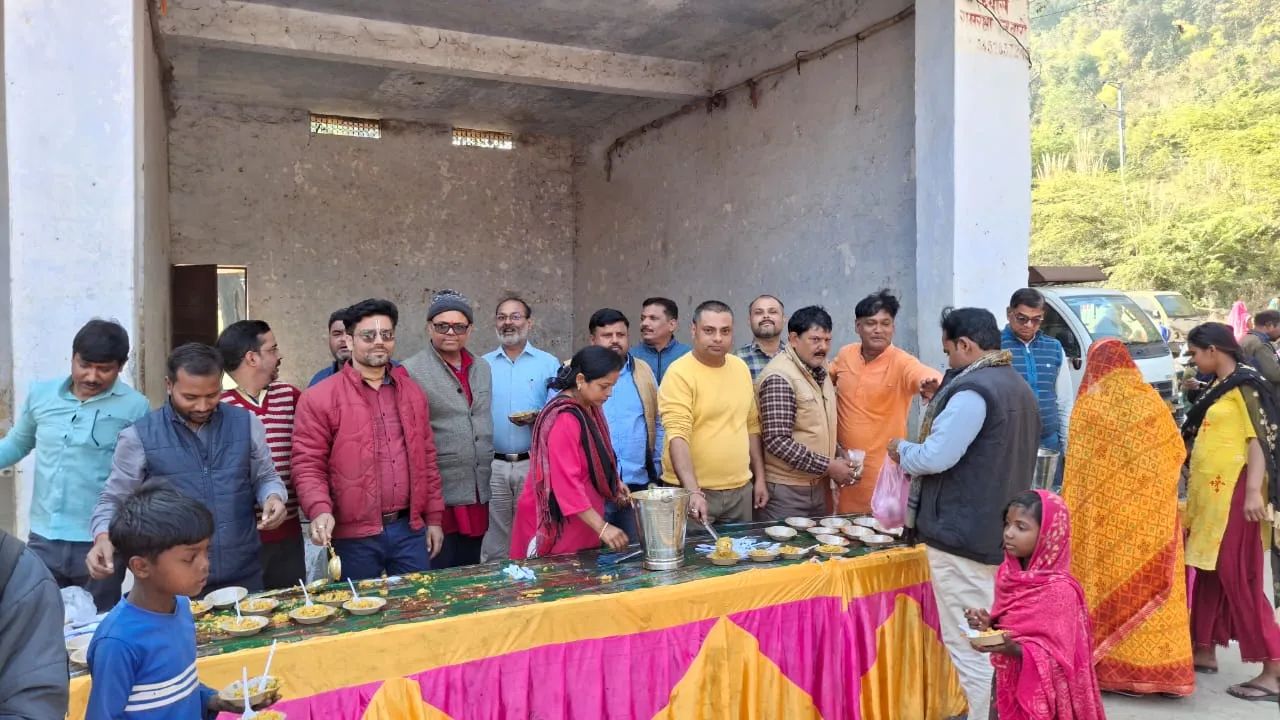 मकर संक्रांति पर उमड़ा श्रद्धा का सैलाब माँ दुराशनी मंदिर में हजारों भक्तों ने ग्रहण किया खिचड़ी प्रसाद