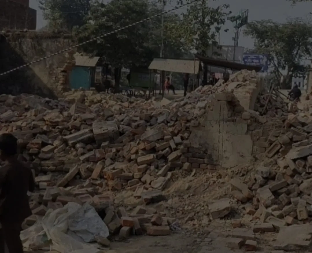 भीषण ठंडी के मौसम में हर्रैया तहसील प्रशासन की मनमानी , गरीब परिवार खुले आसमान तले रहने को मजबूर