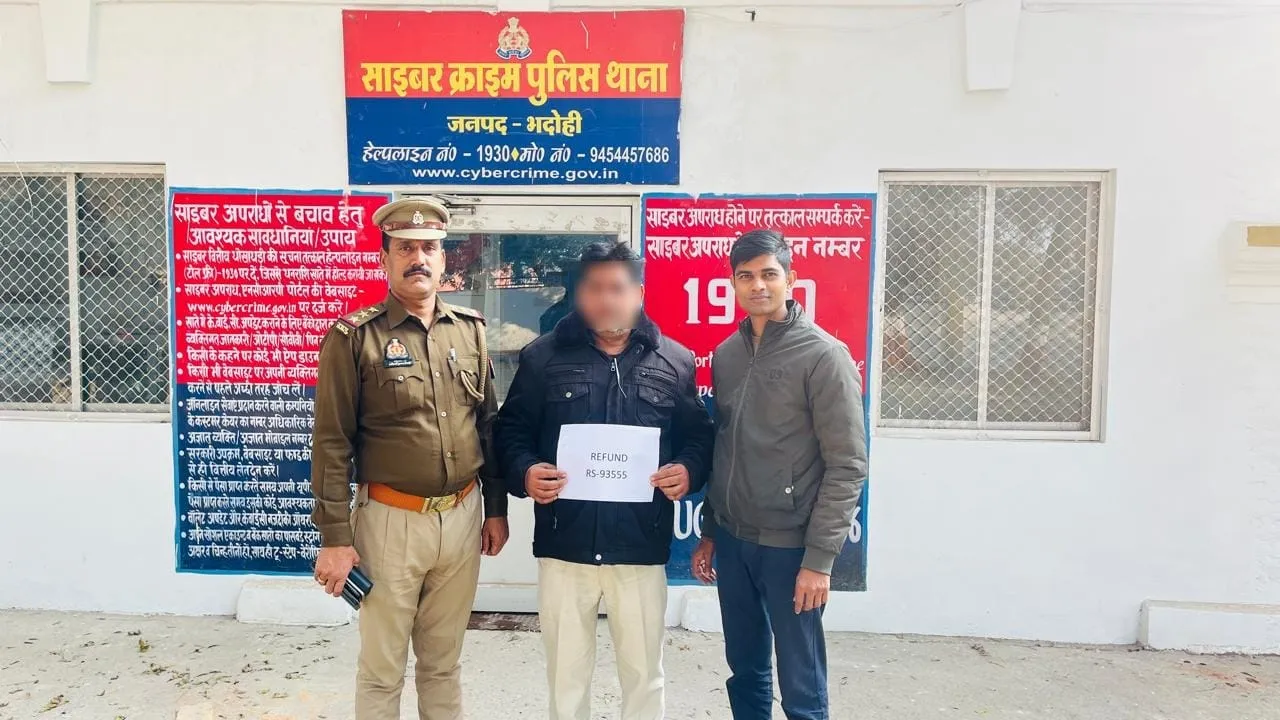 ज्ञानपुर/गोपीगंज द्वारा पीड़ितों के खातों में कुल ₹124605/- रु0 धनराशि कराया गया वापस