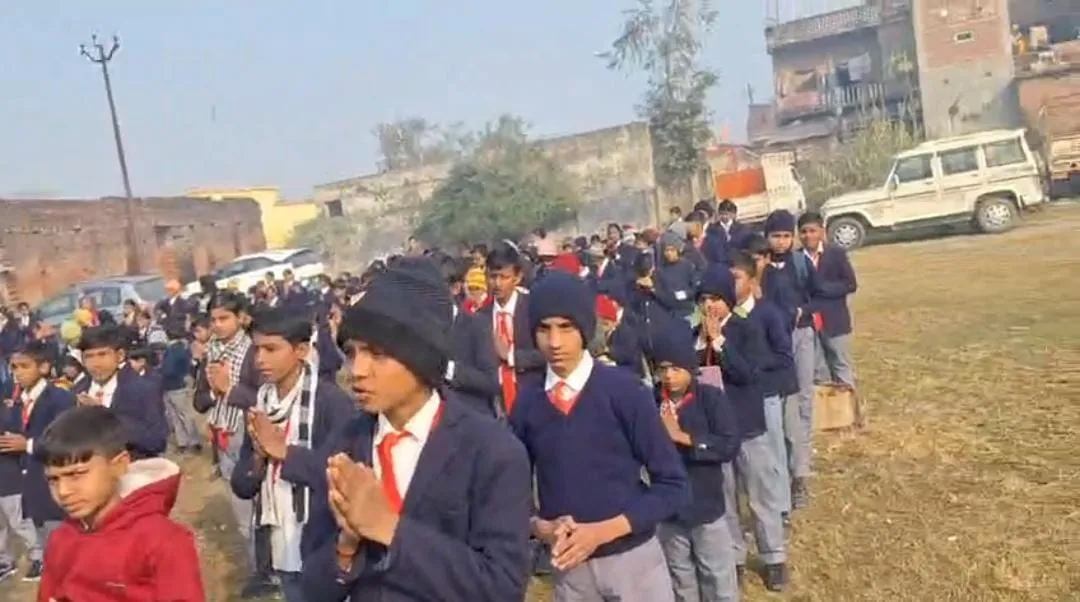 महराजगंज : नेपाली प्लेट की संदिग्ध वाहन के साथ आधा दर्जन भारतीय चार पहिया वाहन स्कूल प्रांगण में जबरिया खड़ा