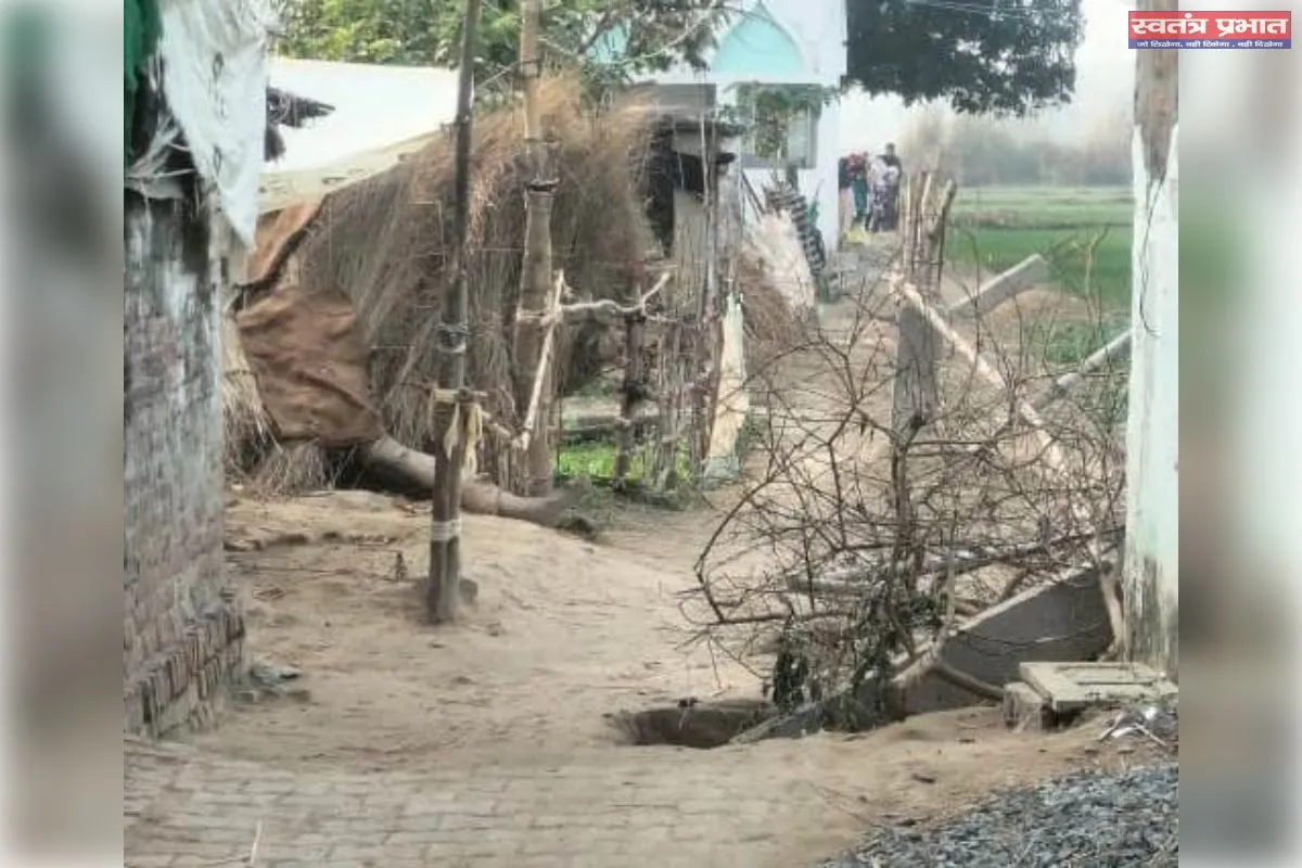 सार्वजनिक रास्ते पर अतिक्रमण कर रही दबंग महिला