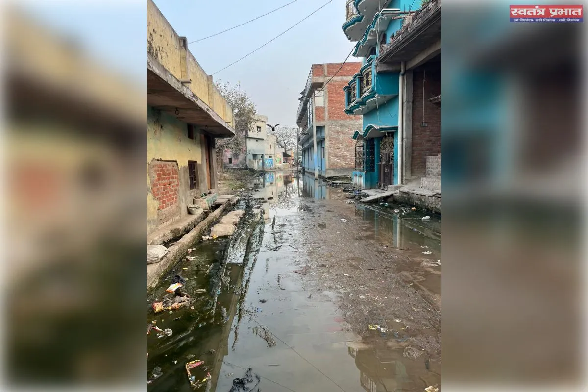 नहीं हुआ समस्या का समाधान, मोहल्ले के रास्ते पर भरा गंदा बदबूदार पानी,नारकीय जीवन जीने को गाँव वासी