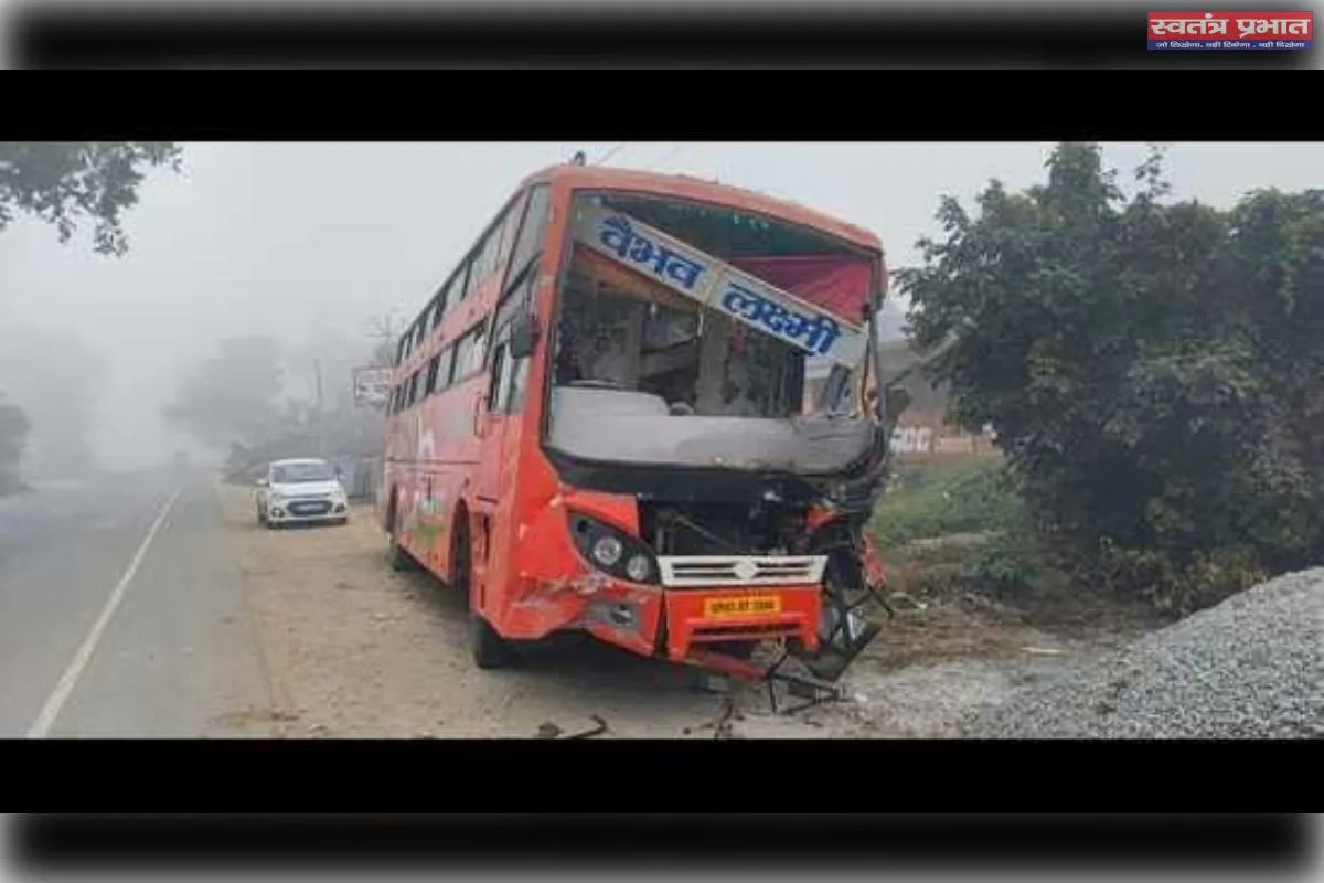 सड़क हादसे में महिलाओं और बच्चों समेत कम से कम 23 श्रद्धालु घायल