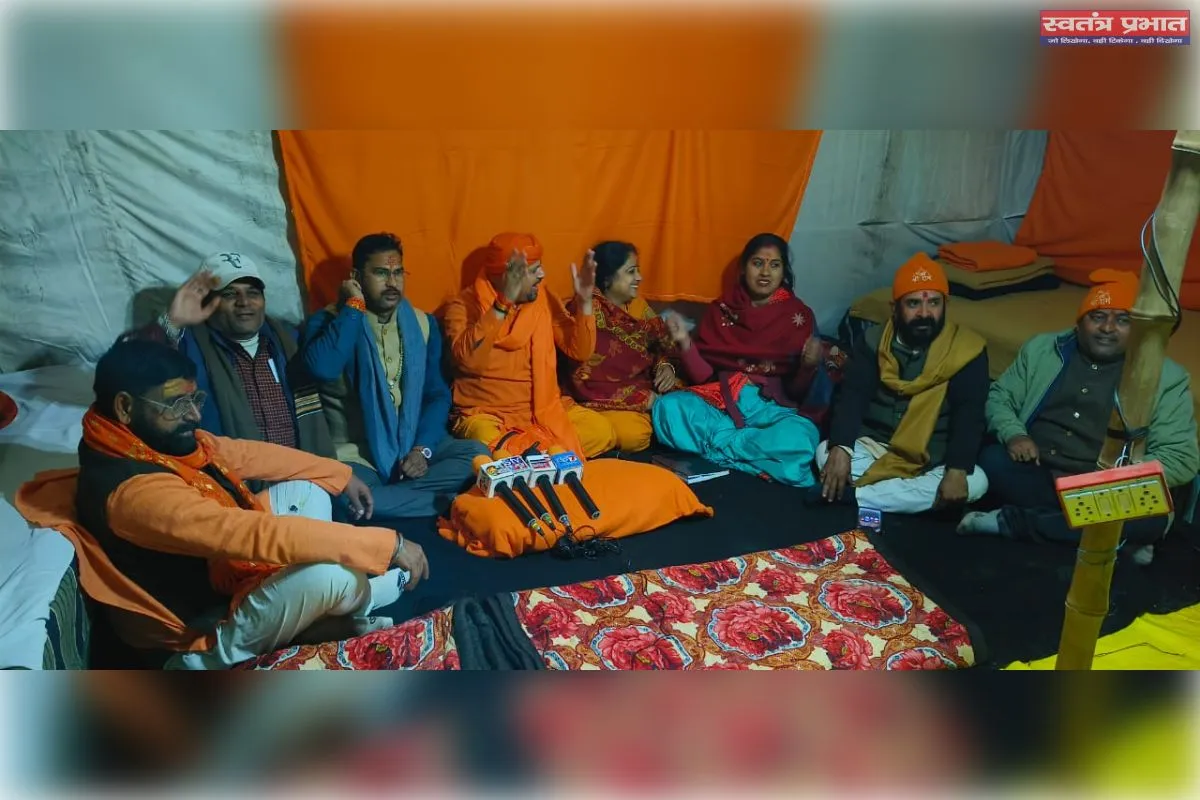 विश्व हिंदू महासंघ के कार्यकर्ता आमंत्रण पत्र वितरित किए 