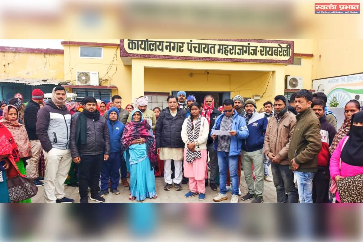 प्रधानमंत्री आवास योजना के लाभार्थियों को लेकर महराजगंज नगर पंचायत से लखनऊ रवाना हुईं दो बसें