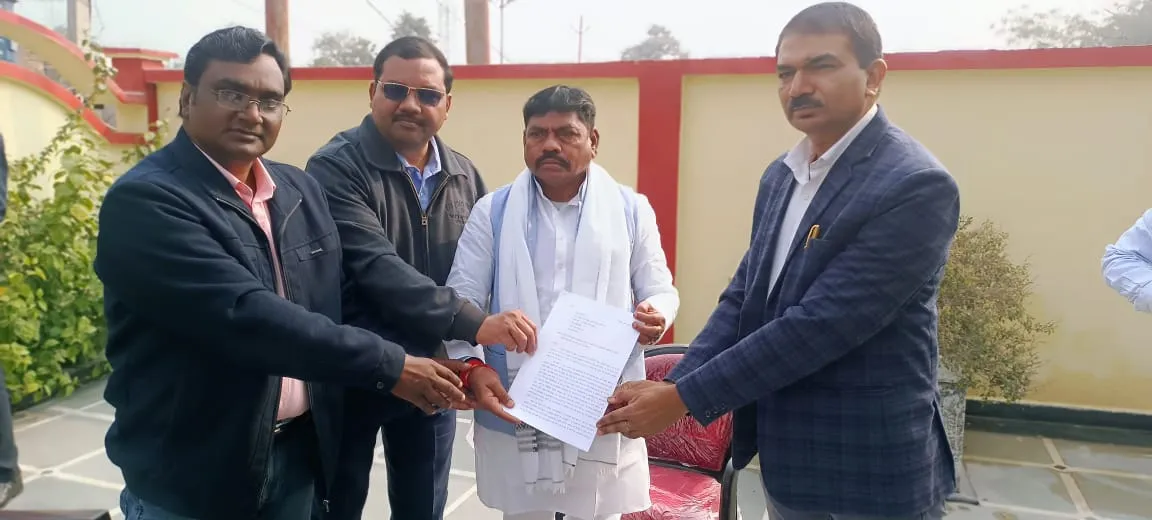 परियोजना प्रसाशन की मनमानी को लेकर राजकीय स्नातकोत्तर महाविद्यालय के  प्राचार्य सहित प्राध्यापकों ने राज्य मंत्री को सौंपा पत्रक