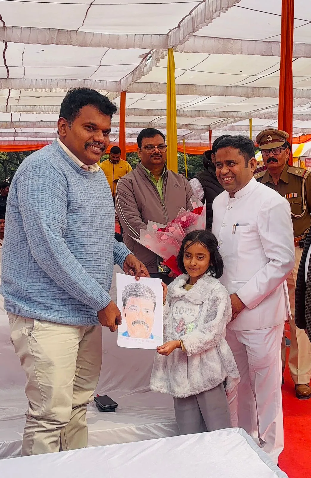 मोहम्मद हसीन अंसारी ने कक्षा एक की छात्रा द्वारा बनाई गईं स्कैच पेंटिंग जिलाधिकारी को करी भेंट 