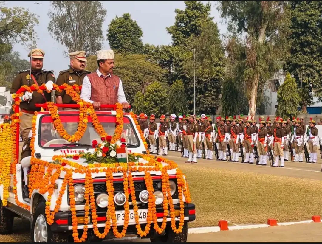 गणतंत्र दिवस परेड का फुल ड्रेस रिहर्सल एसपी ने खामियां दूर कर भव्य आयोजन के दिए निर्देश, परेड कमांडर ने ली सलामी 