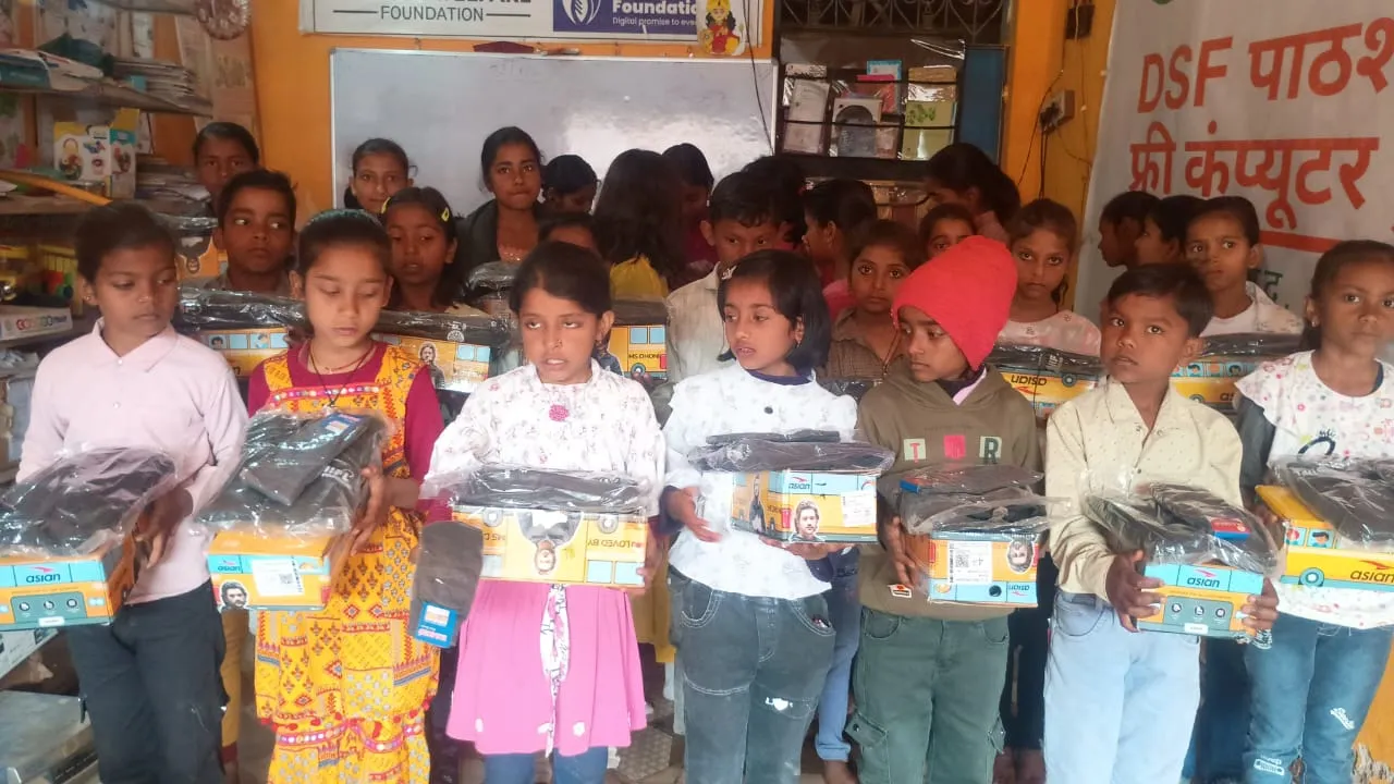 कोन लर्निंग सेंटर में  बच्चों को किया गया स्वेटर जूता-मोजा वितरित, बच्चों के चेहरे खिले