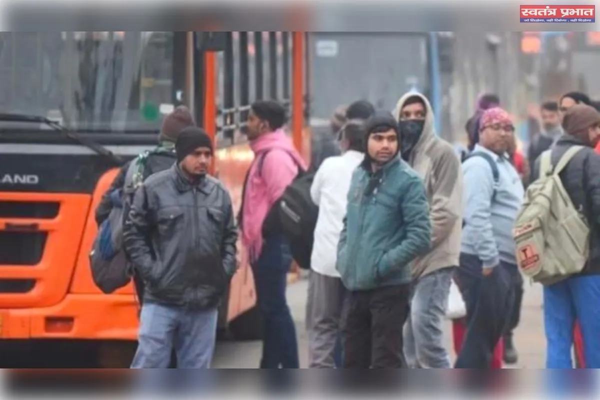 दिल्ली की सड़कों से बसें ग़ायब अपने मंजिल पहुंचने के लिए यात्री परेशान