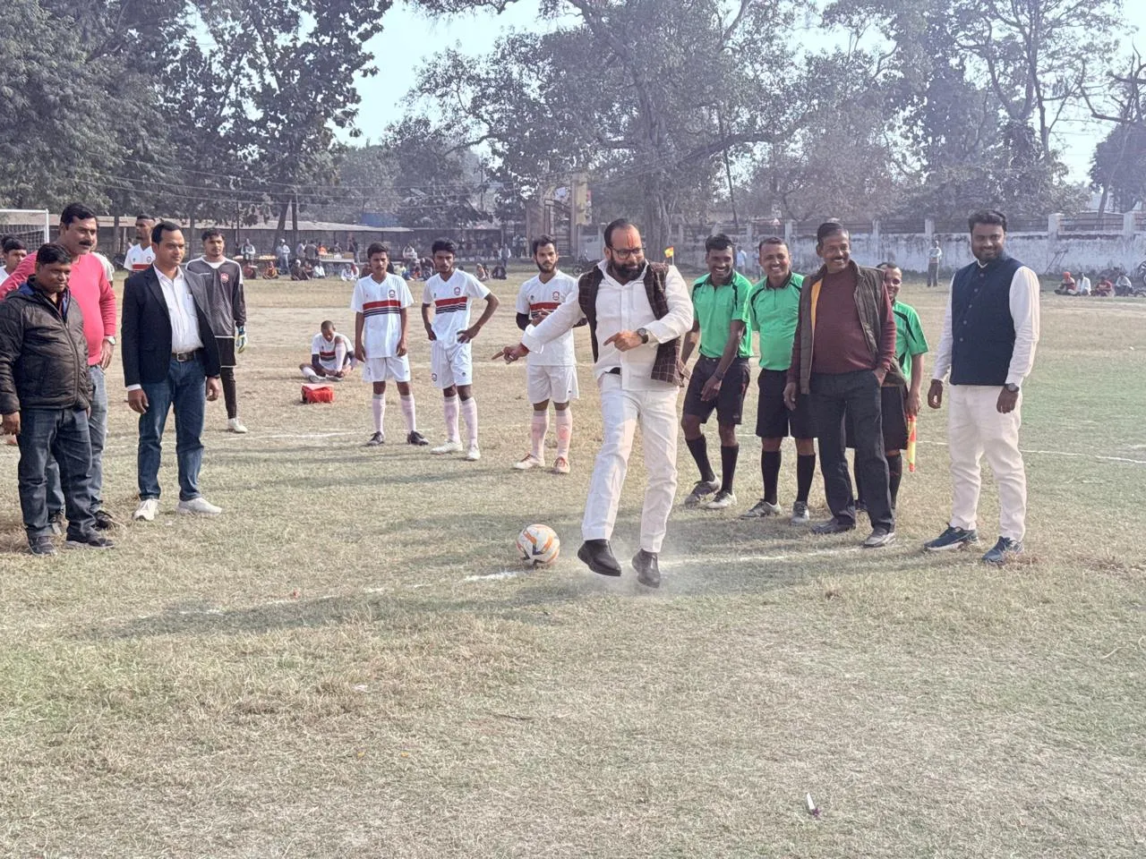 फुटबॉल टूर्नामेंट का भव्य आगाज़, मऊ ने सिवान को दी मात